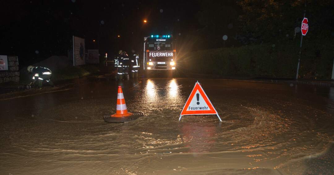 Titelbild: Überflutete Straßen nach Gewitterregen