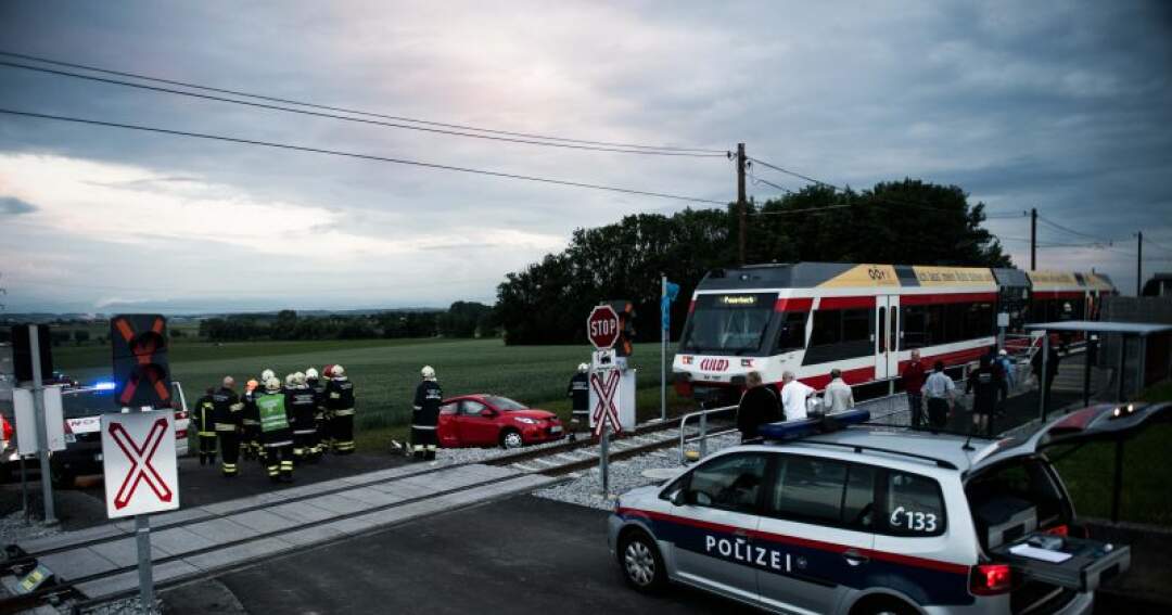 Titelbild: Fahrzeuglenkerin missachtet Stopptafel - Crash mit Zug