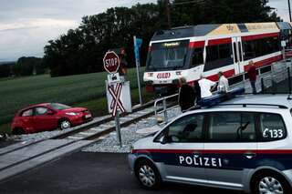 Fahrzeuglenkerin missachtet Stopptafel - Crash mit Zug 20130611-0189.jpg