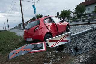 Fahrzeuglenkerin missachtet Stopptafel - Crash mit Zug 20130611-0196.jpg