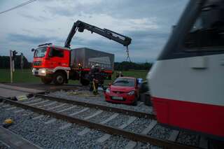 Fahrzeuglenkerin missachtet Stopptafel - Crash mit Zug 20130611-0209.jpg