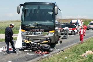 Motorrad krachte gegen Schulbus - zwei Personen schwer verletzt 20130702-3525.jpg