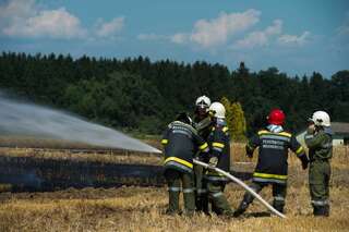 Defekt an einem Mähdrescher setzt Feld in Brand 20130727-5783.jpg