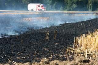 Defekt an einem Mähdrescher setzt Feld in Brand 20130727-5803.jpg
