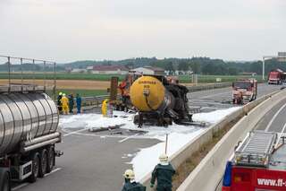 Ein Toter bei Unfall mit Tankwagen auf der A1 20130729-5957.jpg