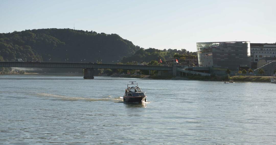 Titelbild: Sprung von Nibelungenbrücke in die Donau löst Großeinsatz aus