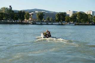 Sprung von Nibelungenbrücke in die Donau löst Großeinsatz aus 20130802-5979.jpg