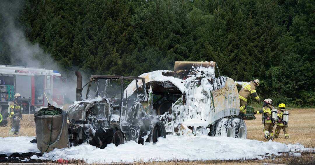 Titelbild: Traktor- und Strohpresse in Bad Hall in Flammen