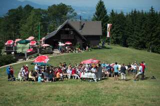 Zahlreiche Besucher bei der Bergmesse auf der Grünburger Hütte 20130804-6119.jpg