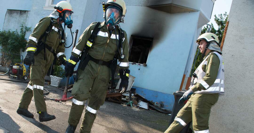 Titelbild: Menschenrettung über Feuerwehrleiter bei Wohnhausbrand