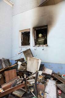 Menschenrettung über Feuerwehrleiter bei Wohnhausbrand 20130806-6364.jpg