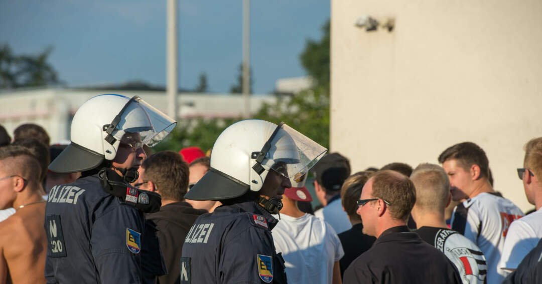 Titelbild: Großeinsatz für die Polizei vor dem Linzer Fußball-Derby