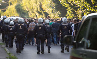 Großeinsatz für die Polizei vor dem Linzer Fußball-Derby 20130830-8682.jpg