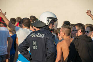 Großeinsatz für die Polizei vor dem Linzer Fußball-Derby 20130830-8707.jpg