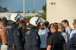 Großeinsatz für die Polizei vor dem Linzer Fußball-Derby 20130830-8708.jpg