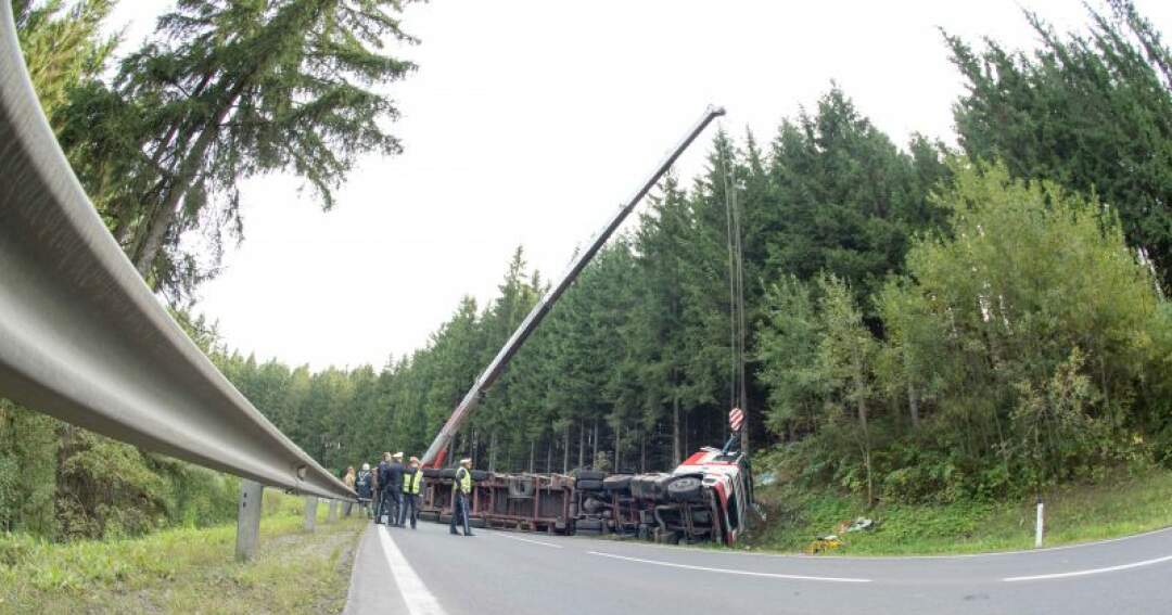 Titelbild: B126 - Wieder schwerer Unfall mit Holztransporter