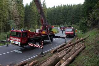B126 - Wieder schwerer Unfall mit Holztransporter 20130930-4354.jpg