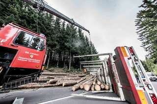 B126 - Wieder schwerer Unfall mit Holztransporter 20130930-4355.jpg