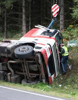 B126 - Wieder schwerer Unfall mit Holztransporter 20130930-4370.jpg