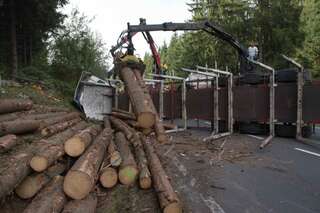 B126 - Wieder schwerer Unfall mit Holztransporter 20130930-4377.jpg