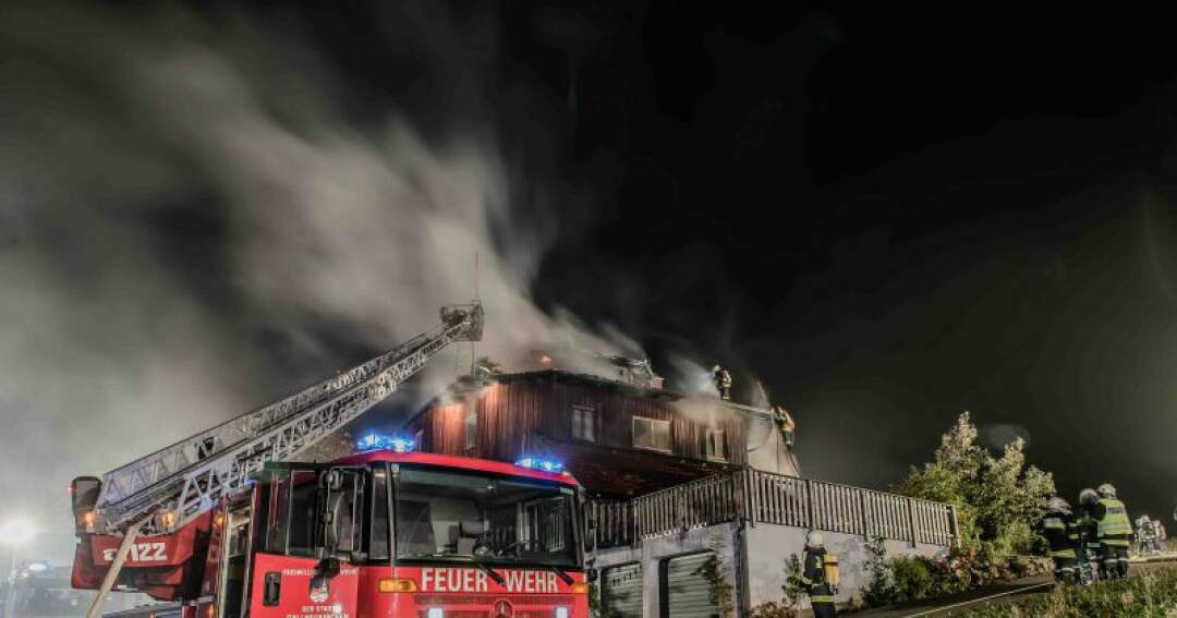 Titelbild: Alarmstufe zwei bei Wohnhausbrand in Altenberg bei Linz