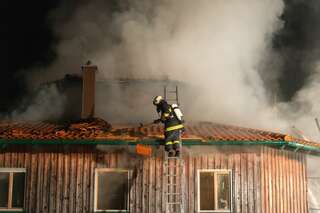 Alarmstufe zwei bei Wohnhausbrand in Altenberg bei Linz 20131009-5408.jpg