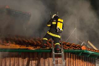 Alarmstufe zwei bei Wohnhausbrand in Altenberg bei Linz 20131009-5429.jpg