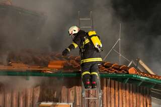 Alarmstufe zwei bei Wohnhausbrand in Altenberg bei Linz 20131009-5430.jpg