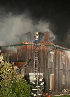 Alarmstufe zwei bei Wohnhausbrand in Altenberg bei Linz 20131009-5491.jpg