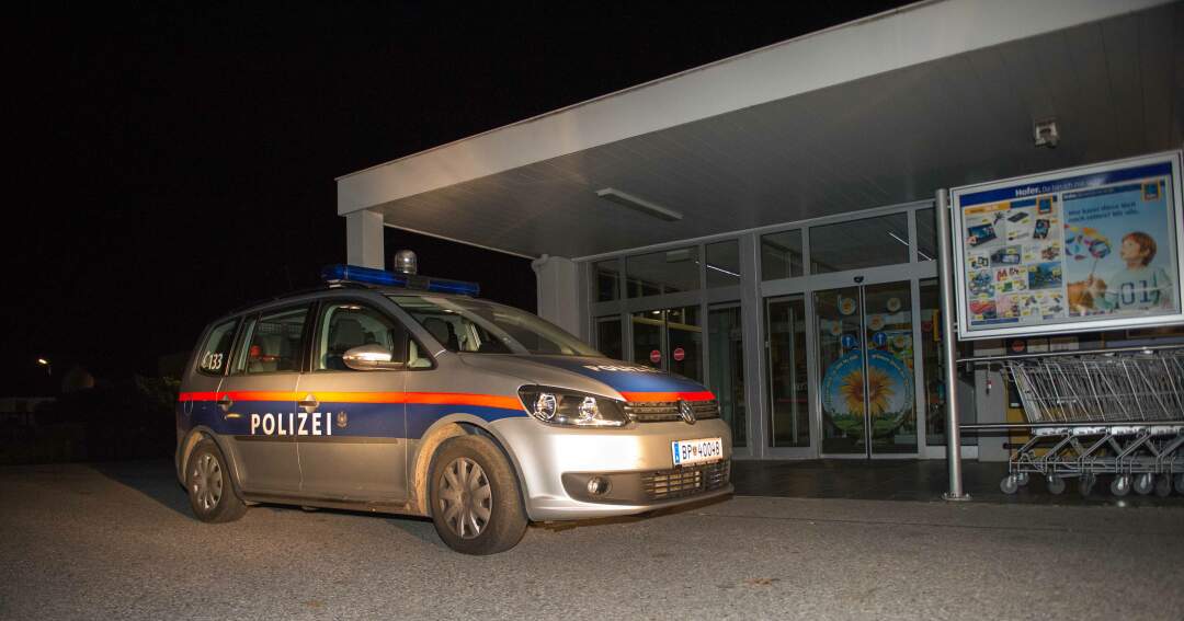 Titelbild: Überfall in Steyr - Kassierin sperrte Bewaffneten ein