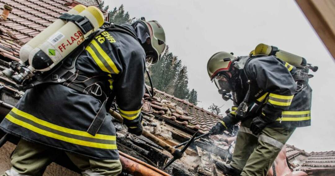 Titelbild: Dach stand in Flammen - sieben Feuerwehren im Einsatz
