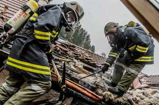 Dach stand in Flammen - sieben Feuerwehren im Einsatz 20131113-7935.jpg