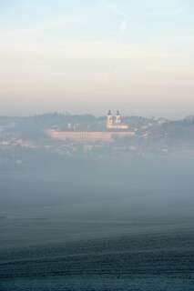 Chorherrenstift in morgendlichen Nebel 20131204-9628.jpg