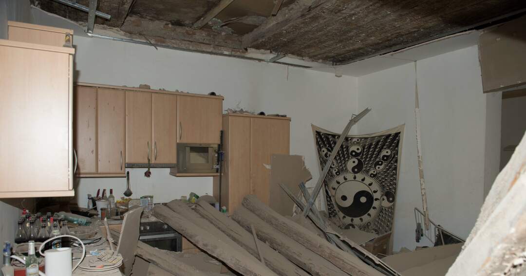 Titelbild: Holzdecke von Wohnung eingestürzt