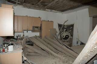 Holzdecke von Wohnung eingestürzt 20131210-0238.jpg
