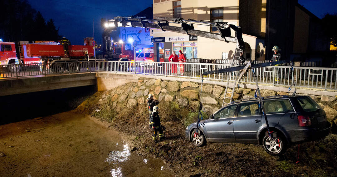Titelbild: Fahrzeuglenker stürzt über Brücke und fährt im Bach weiter