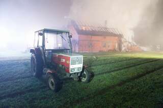 Wirtschaftstrakt eines Bauernhof im Vollbrand - Neffe rettete Onkel und Oma vor Feuer 20131216-0372.jpg