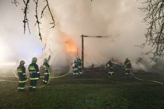 Wirtschaftstrakt eines Bauernhof im Vollbrand - Neffe rettete Onkel und Oma vor Feuer 20131216-0378.jpg