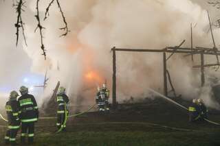 Wirtschaftstrakt eines Bauernhof im Vollbrand - Neffe rettete Onkel und Oma vor Feuer 20131216-0380.jpg