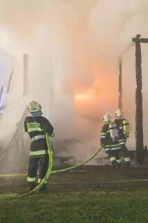 Wirtschaftstrakt eines Bauernhof im Vollbrand - Neffe rettete Onkel und Oma vor Feuer 20131216-0381.jpg