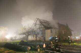Wirtschaftstrakt eines Bauernhof im Vollbrand - Neffe rettete Onkel und Oma vor Feuer 20131216-0382.jpg