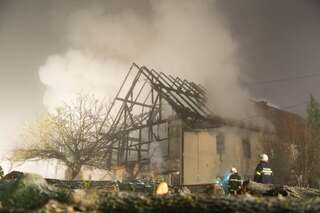 Wirtschaftstrakt eines Bauernhof im Vollbrand - Neffe rettete Onkel und Oma vor Feuer 20131216-0383.jpg