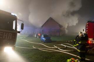 Wirtschaftstrakt eines Bauernhof im Vollbrand - Neffe rettete Onkel und Oma vor Feuer 20131216-0388.jpg