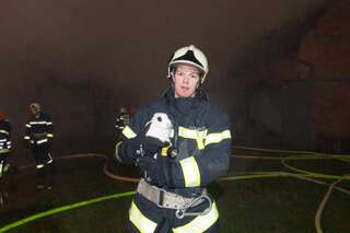 Wirtschaftstrakt eines Bauernhof im Vollbrand - Neffe rettete Onkel und Oma vor Feuer 20131216-0399.jpg