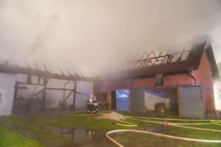 Wirtschaftstrakt eines Bauernhof im Vollbrand - Neffe rettete Onkel und Oma vor Feuer 20131216-0409.jpg
