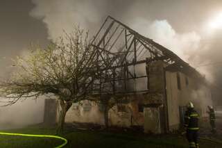Wirtschaftstrakt eines Bauernhof im Vollbrand - Neffe rettete Onkel und Oma vor Feuer 20131216-0420.jpg