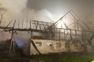 Wirtschaftstrakt eines Bauernhof im Vollbrand - Neffe rettete Onkel und Oma vor Feuer 20131216-0421.jpg