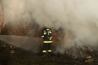 Wirtschaftstrakt eines Bauernhof im Vollbrand - Neffe rettete Onkel und Oma vor Feuer 20131216-0430.jpg