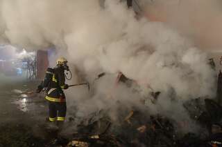 Wirtschaftstrakt eines Bauernhof im Vollbrand - Neffe rettete Onkel und Oma vor Feuer 20131216-0435.jpg