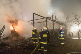 Wirtschaftstrakt eines Bauernhof im Vollbrand - Neffe rettete Onkel und Oma vor Feuer 20131216-0437.jpg